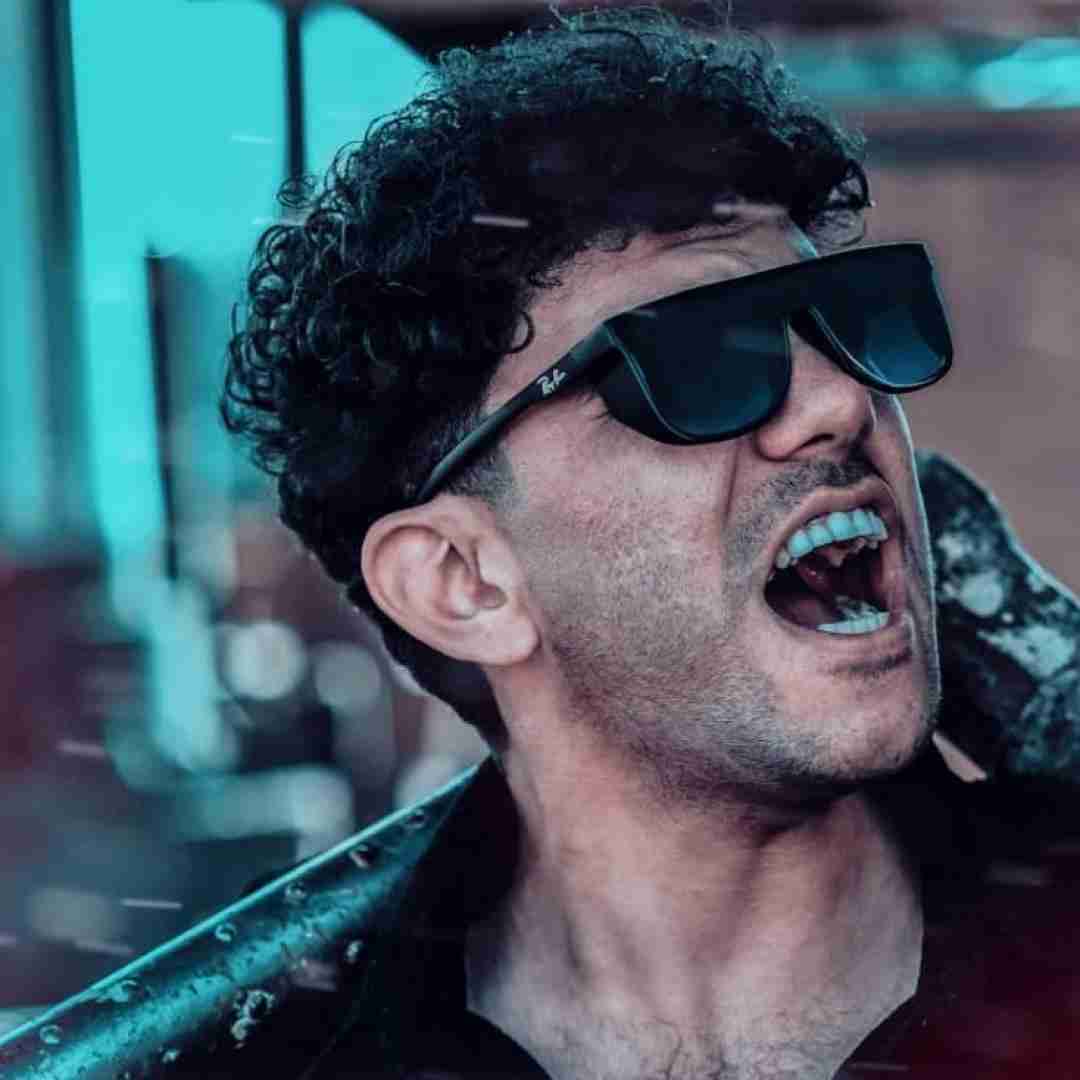 پیام عباسی مه هنوزیش وابستدم بورو غرق مصرفم