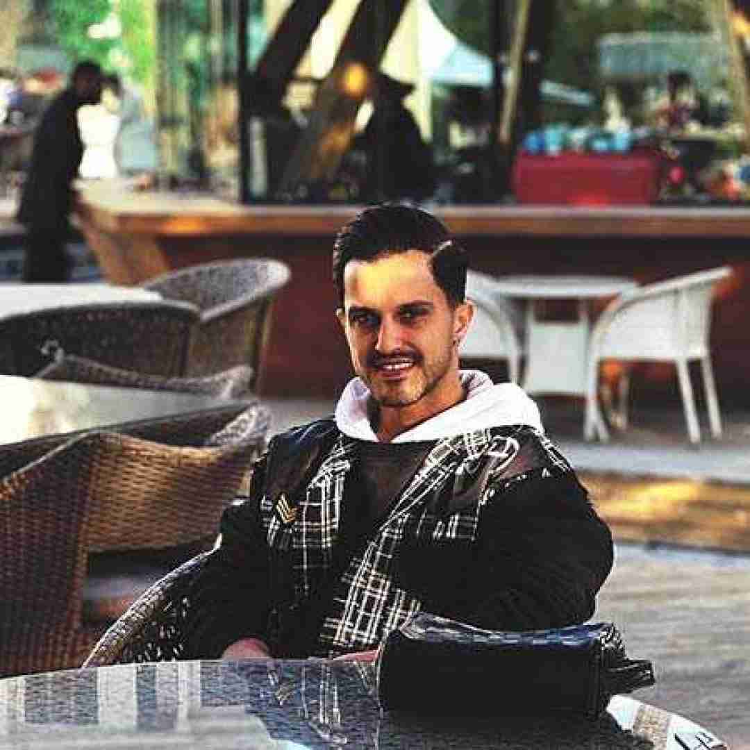 سعید کیان دستاشو بگیر صداش بزن فراموشم بکن دیگه خواهشا