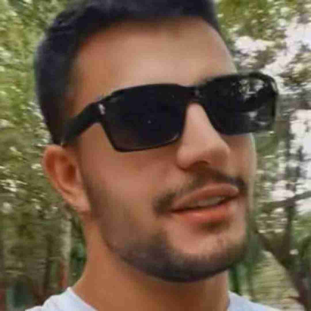 علی حسینی این اصلا شبیه تو نیست همش موهاشو میبنده