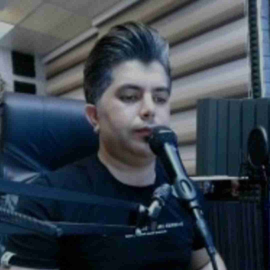 علی رزاقی انگشت نما