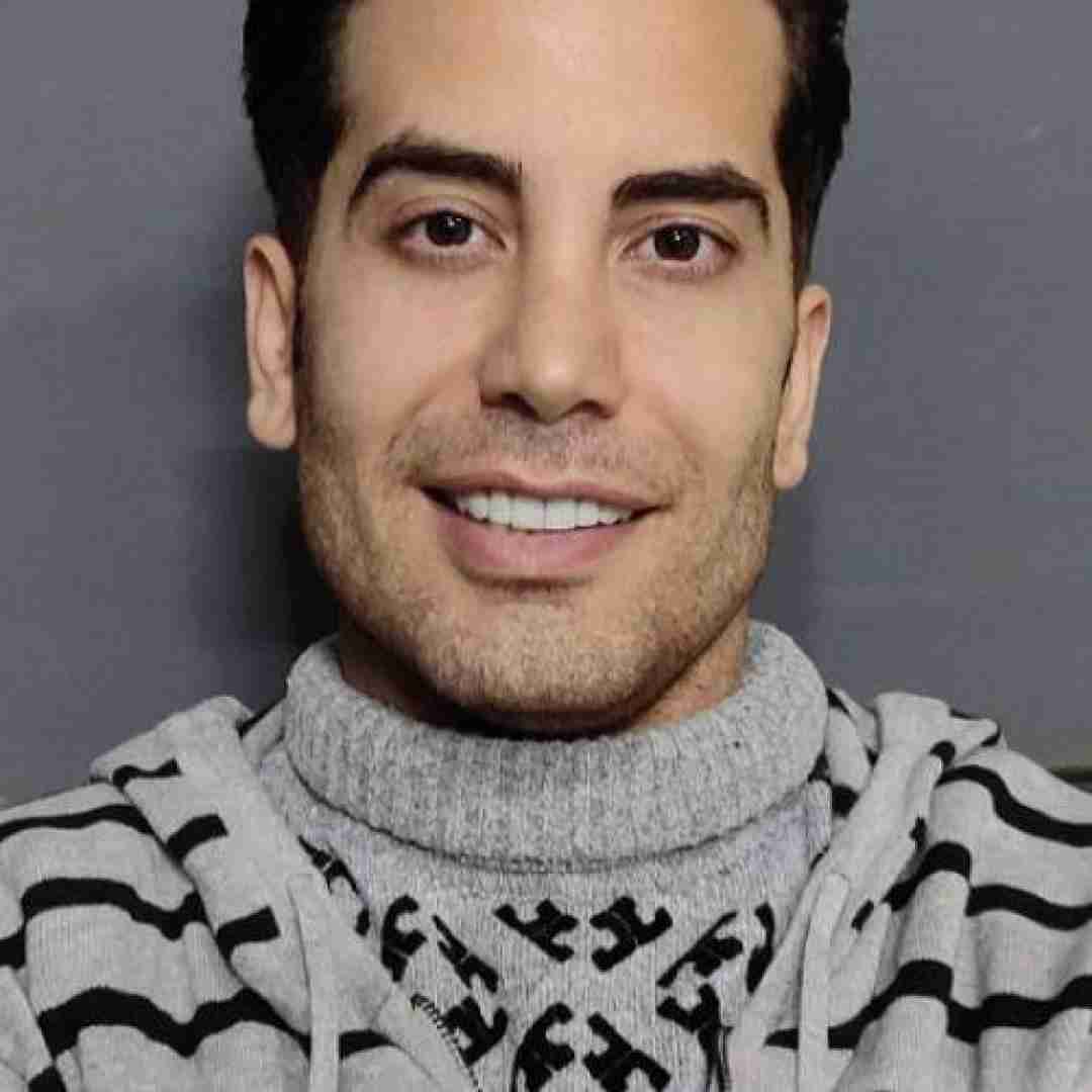فرشاد آزادی دیوانم‌ نکو