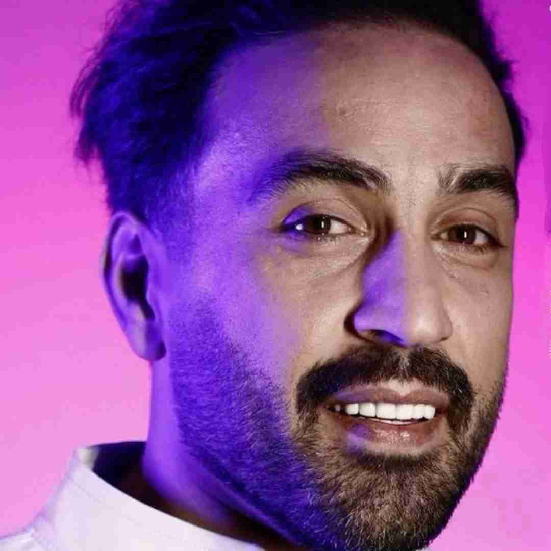 احمد سلو لبخندمو دوست داشت میگفت که اخم کنم براش