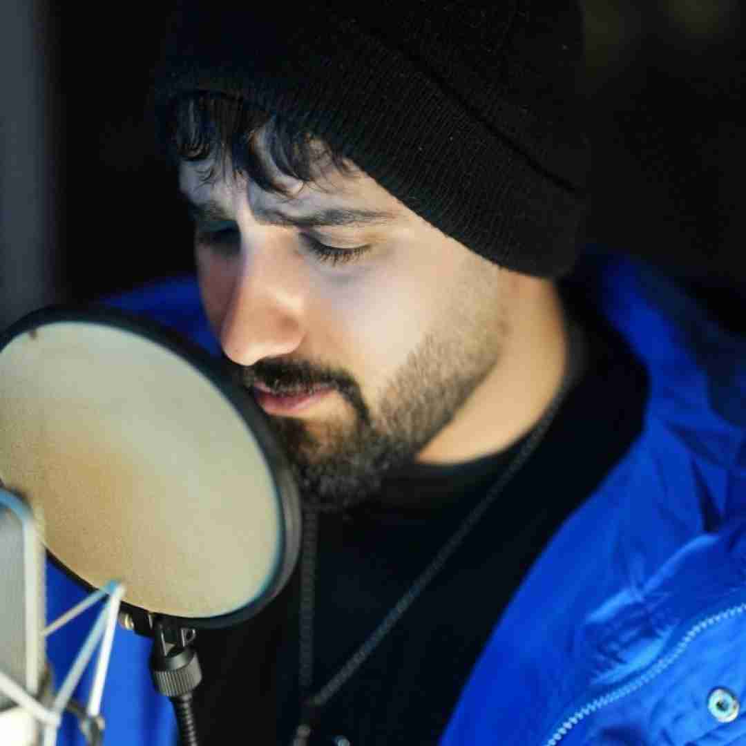 محمد امیری اخلاق سگش لعنت به بوی عطرت خفم کرده