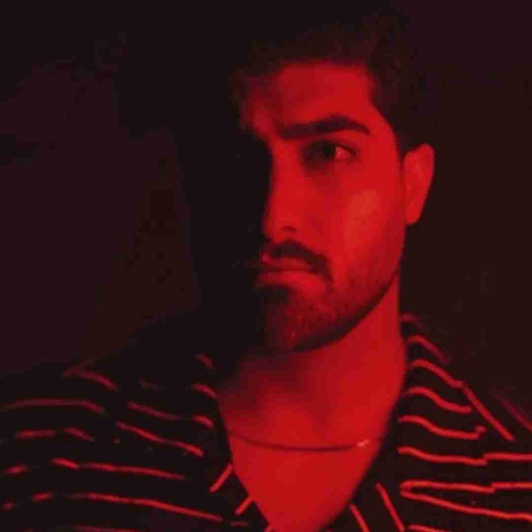 امیر لیام شدی با مه غریبه همش تو خودمم