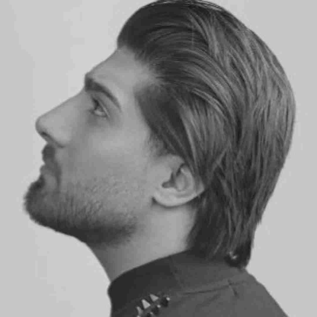 امیر لیام ساعت پنج صبحه مه هنو بیدارم خیلی وقته شبا