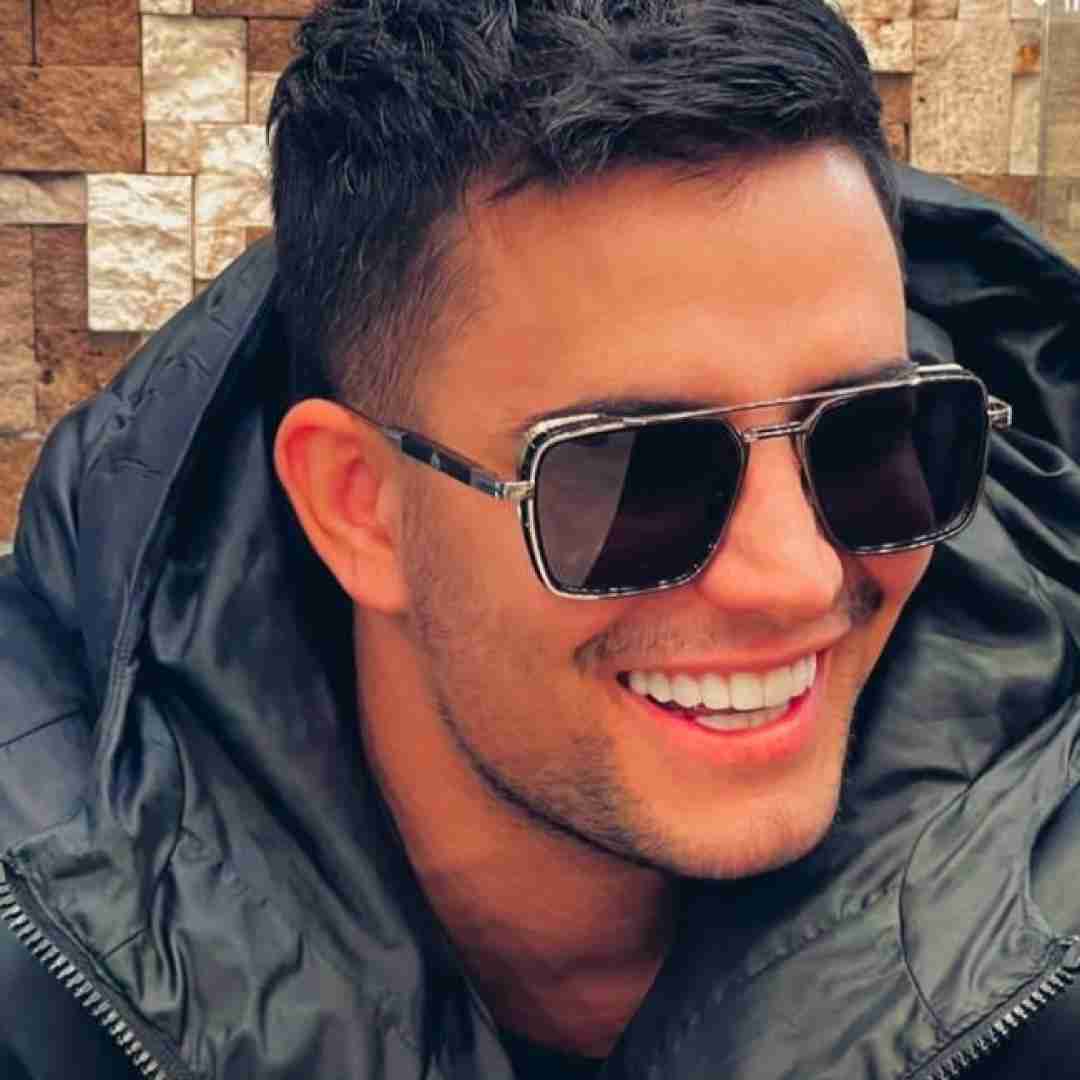 علی حسینی بیشتر از همیشه شدی خواستنی فرشته ی شونه‌ ی راستمی