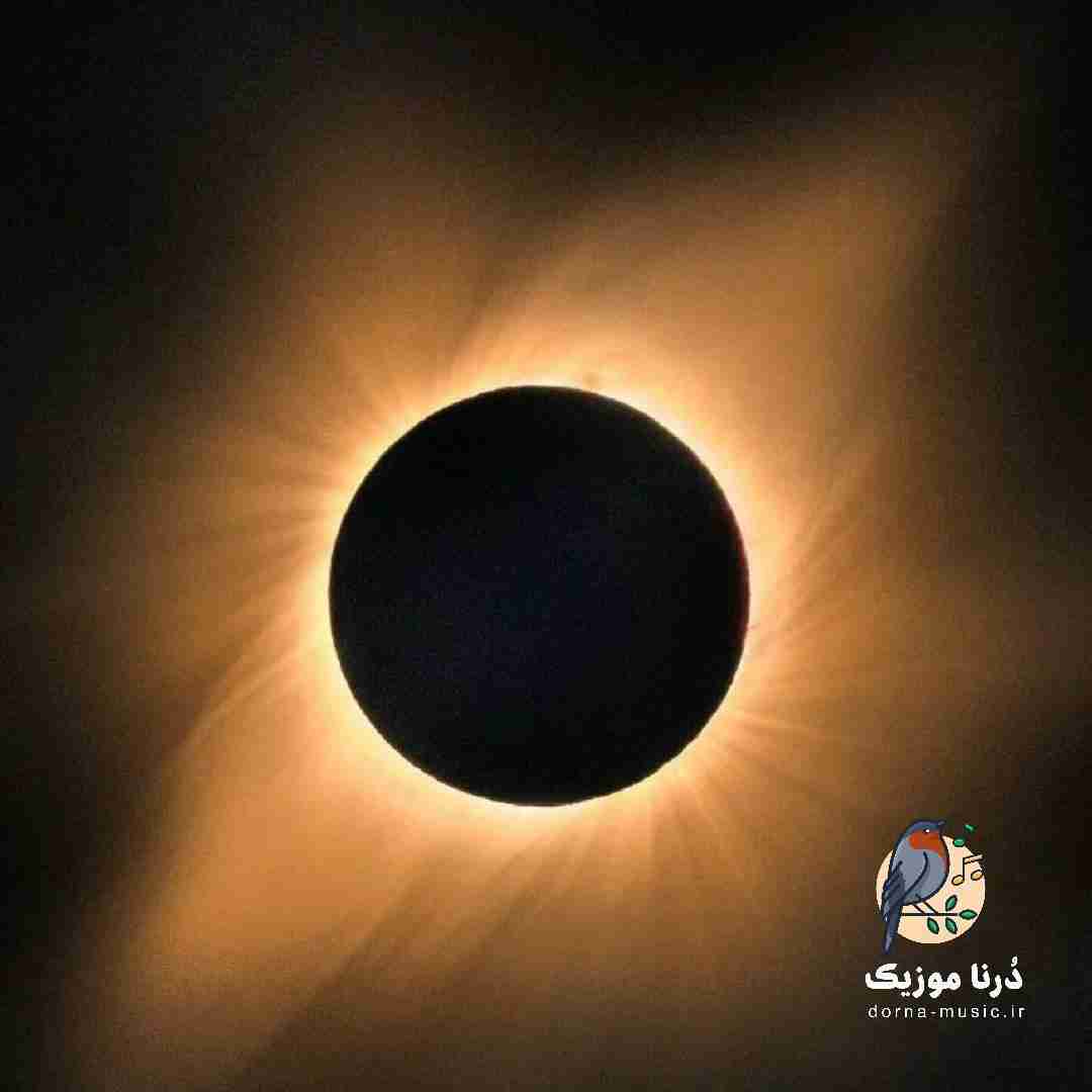 یکی وسط داره میرقصه یکی لش روی کاناپه