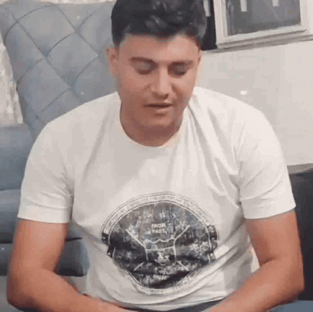 رامین کرمی رژ لب قرمز چقد بشت میاد