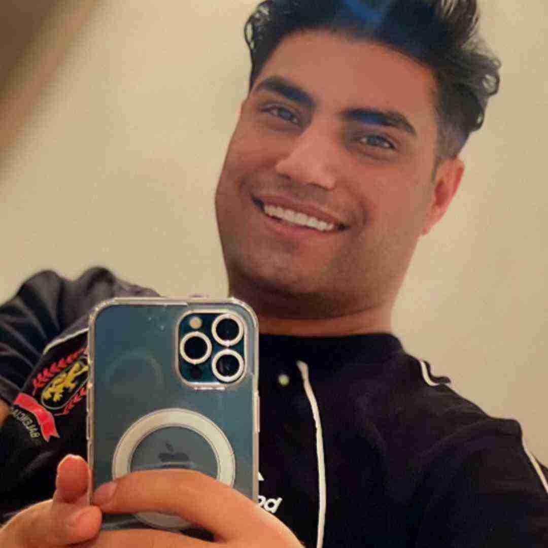 امین فالجی به او غریبه بگو ازم بگو بگو دوسم داشت