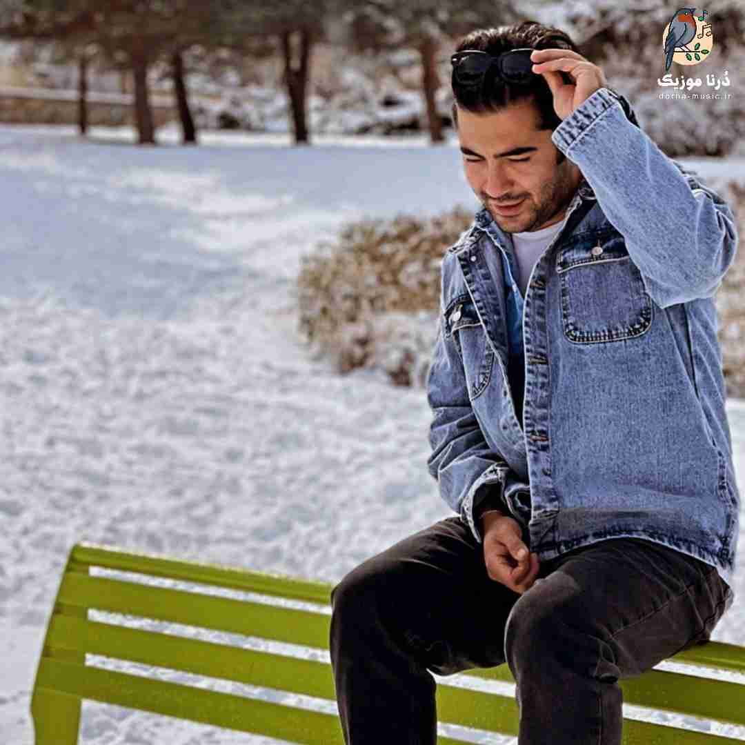 ممرض زیر او نخل بلندو سر او کیچه قشنگو