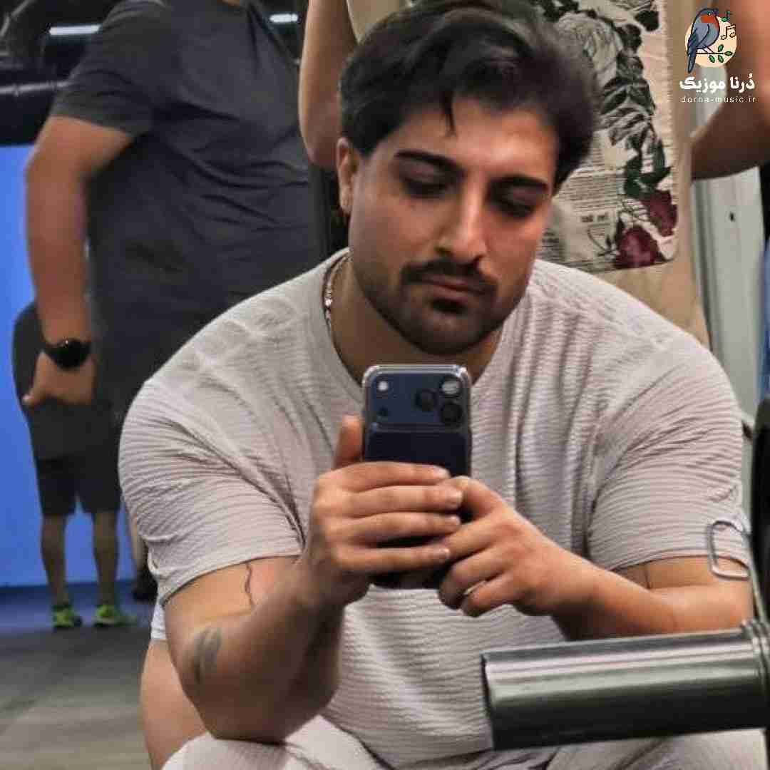 دانلود آهنگ امیر لیام به نام من بی بندو بار دیوانه وار بشت فکر مکنم