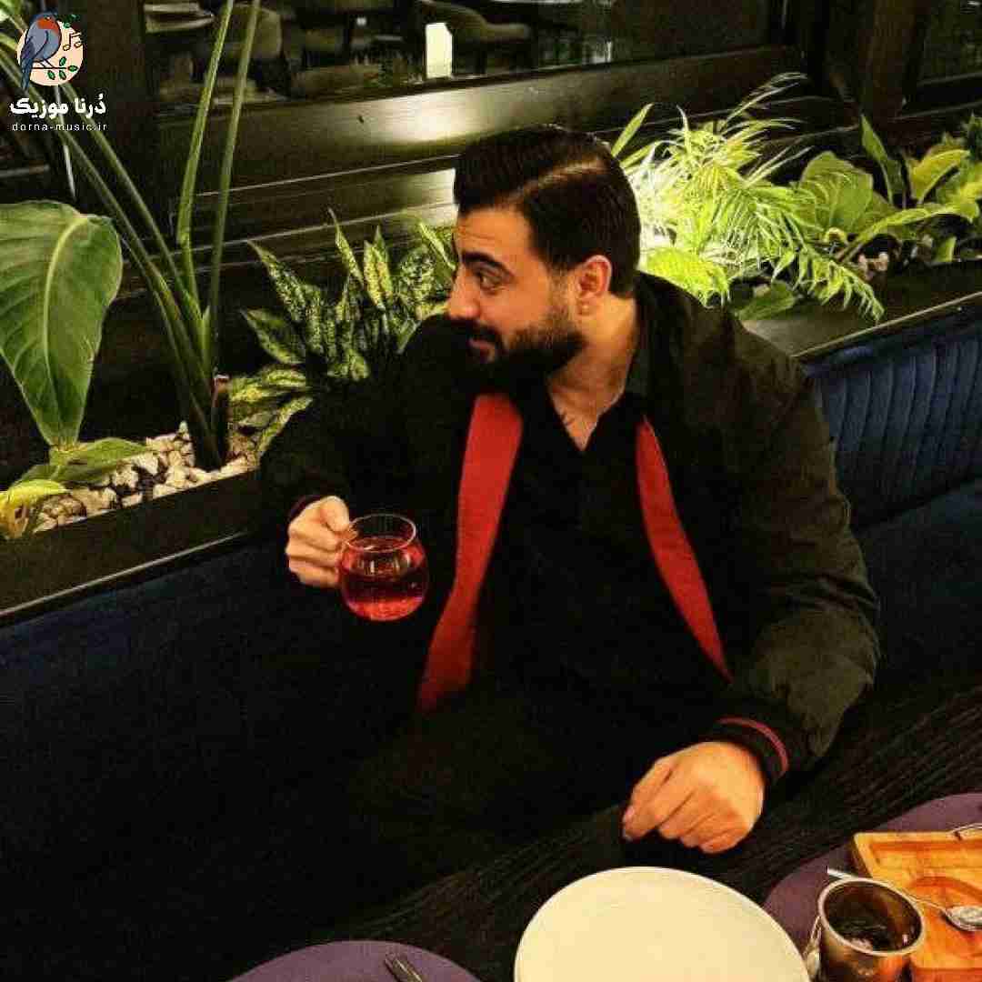 دانلود آهنگ رامین تجنگی به نام تو خوابی ولی مه دارم عکساته میبینم